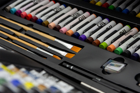 Zestaw do malowania rysowania w drewnianej walizce 174 el.