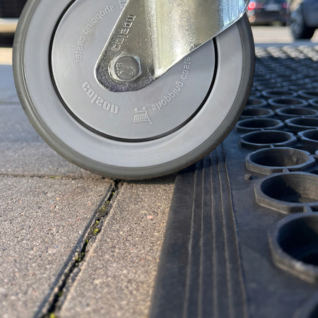 Wycieraczka wejściowa pod drzwi 60x90 cm peforowana na klatkę do holu